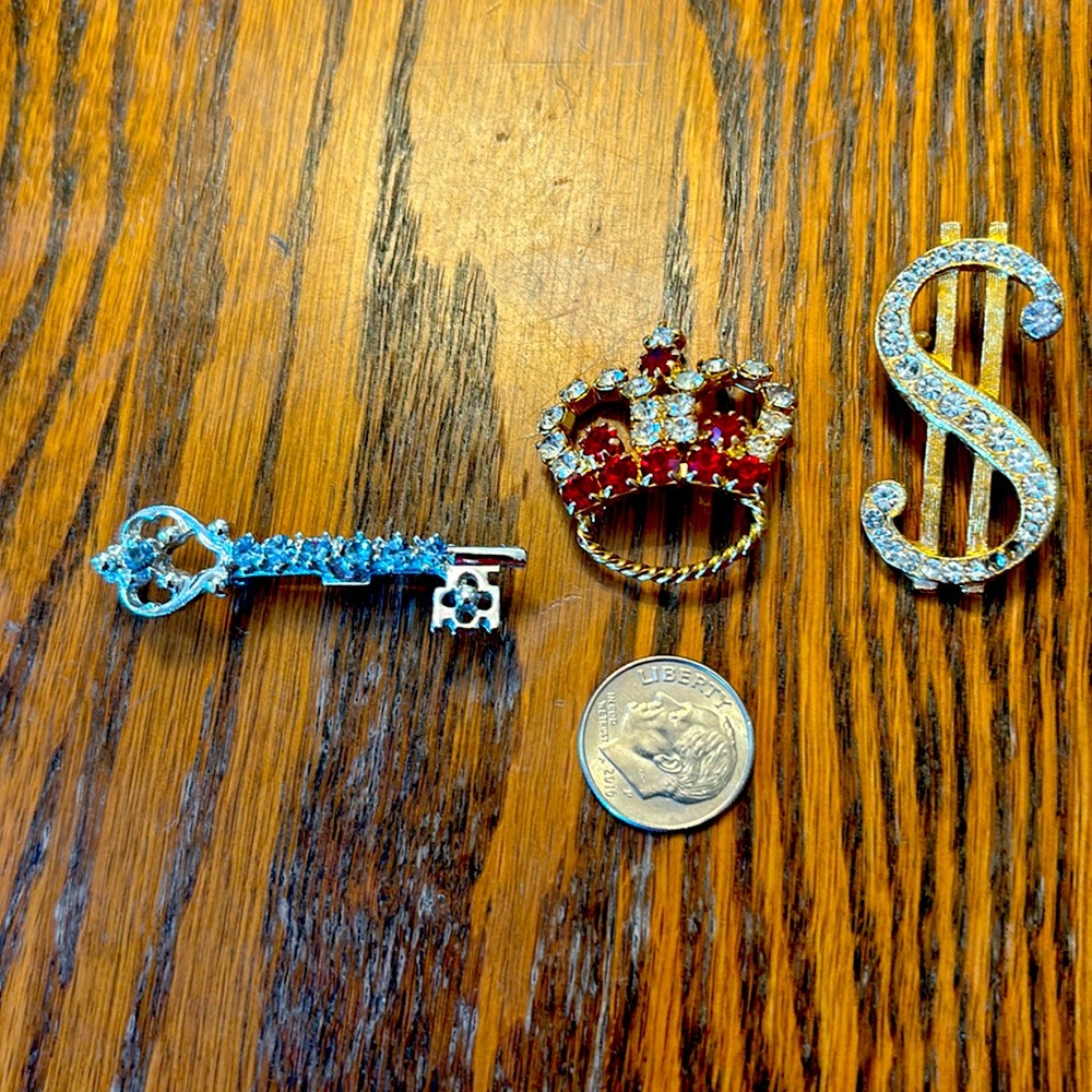Be a Queen with a crown, dollar sign and a key
